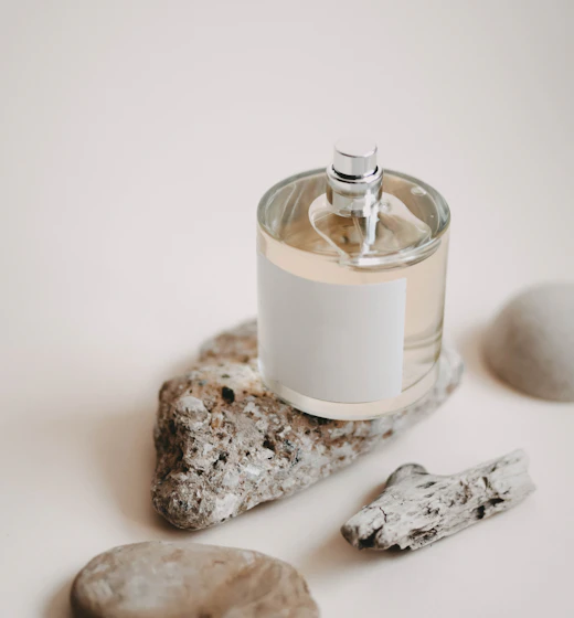مجموعة زجاجات عطور فاخرة مرتبة بأناقة