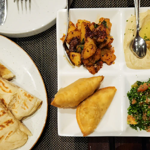 طبق أرز ولحم مندي بالبهارات في مذاق البلد