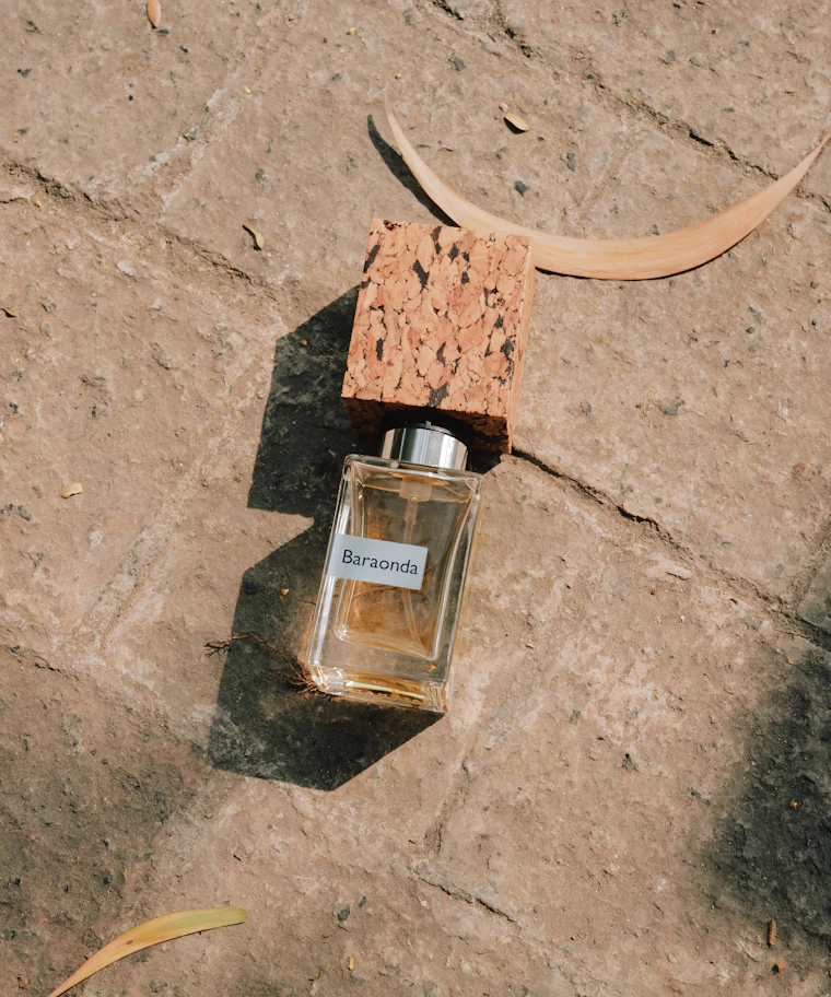 زجاجة عطر أنيقة من تشكيلة لمسة الفاخرة